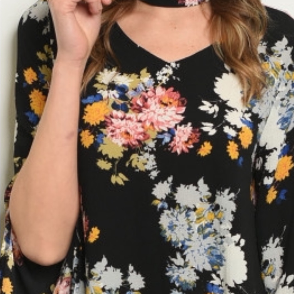 Last 1️⃣. Floral choker neck top. NWT - Picture 4 of 4